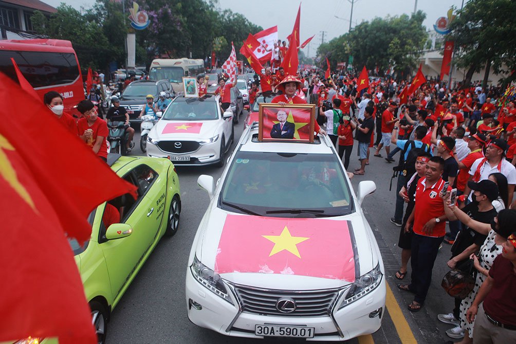 CĐV hò reo cổ vũ trước trận &#34;quyết chiến&#34; của U23 Việt Nam trước Malaysia - 1