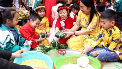 Cô và trò Trường Tiểu học Minh Phương (tỉnh Phú Thọ) gói bánh chưng tại Chương trình “Ngày Tết quê em”. Nguồn: Báo Phú Thọ