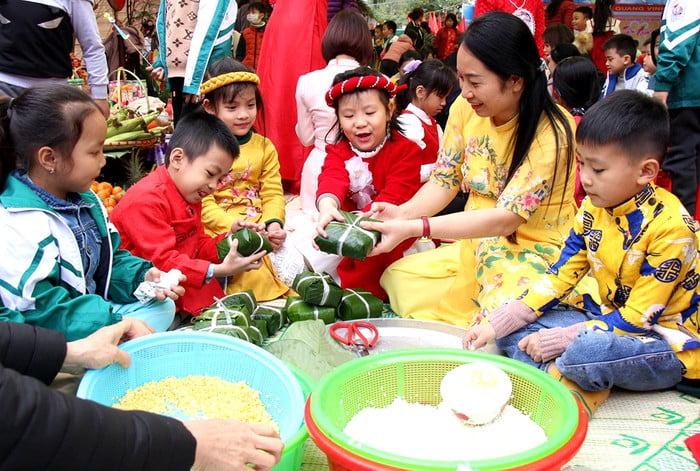 Cô và trò Trường Tiểu học Minh Phương (tỉnh Phú Thọ) gói bánh chưng tại Chương trình “Ngày Tết quê em”. Nguồn: Báo Phú Thọ